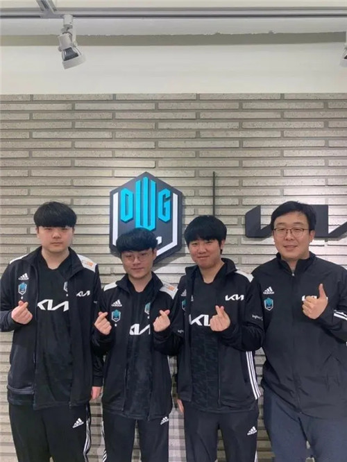 依据其内部 依据其内部